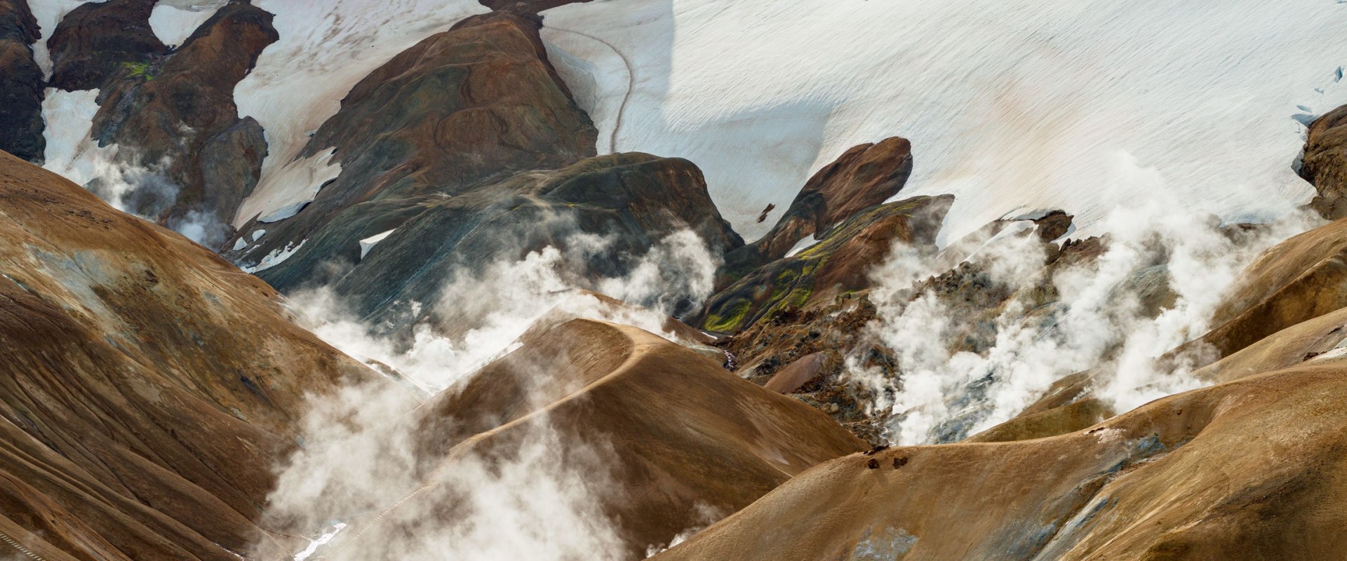 How much electricity does geothermal energy use?